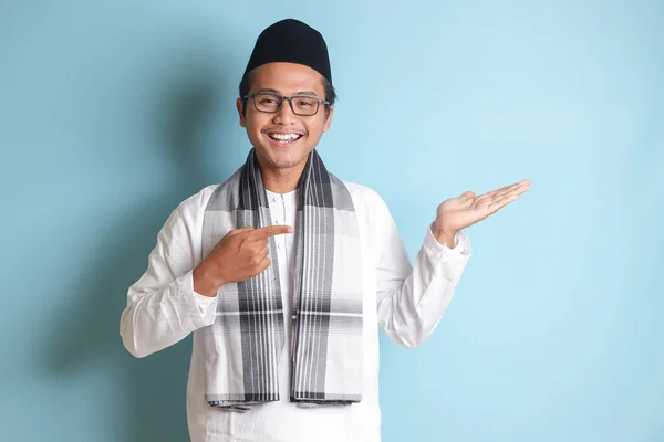 Retrato Jovem Homem Muçulmano Asiático Mostrando Produto Apontando Com Mão — Fotografia de Stock