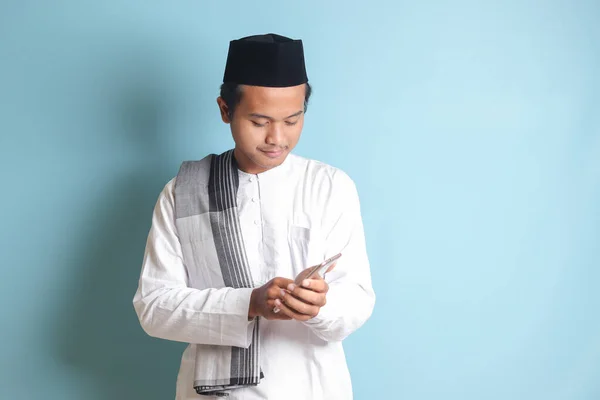 Portret Młodego Muzułmanina Azji Trzymającego Dotykającego Telefonu Komórkowego Uśmiechem Twarzy — Zdjęcie stockowe