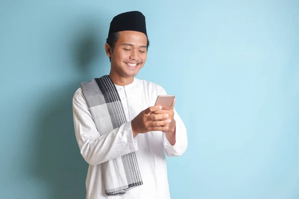 Portret Młodego Muzułmanina Azji Trzymającego Dotykającego Telefonu Komórkowego Uśmiechem Twarzy — Zdjęcie stockowe