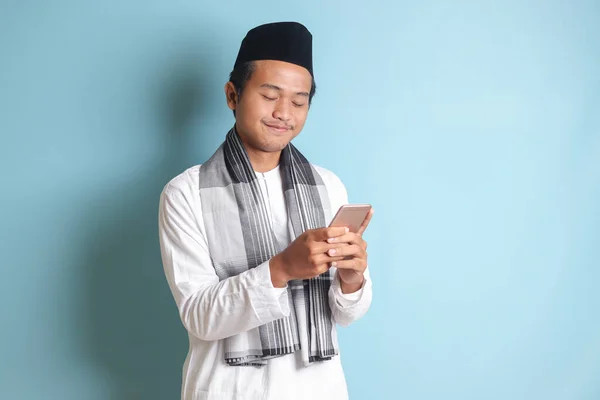 Portrét Mladého Asijského Muslima Držícího Dotýkajícího Mobilního Telefonu Úsměvem Tváři — Stock fotografie