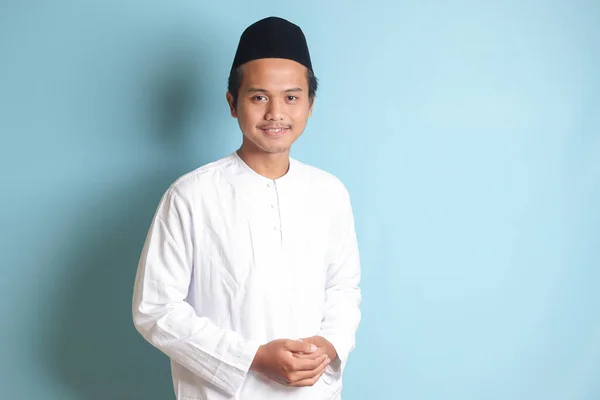 Retrato Homem Muçulmano Asiático Camisa Branca Koko Sentindo Confiante Sorrindo — Fotografia de Stock