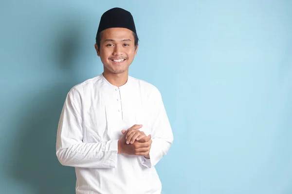 Retrato Homem Muçulmano Asiático Camisa Branca Koko Sentindo Confiante Sorrindo — Fotografia de Stock