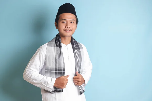 Potret Pria Muslim Asia Dengan Kemeja Koko Putih Merasa Percaya — Stok Foto