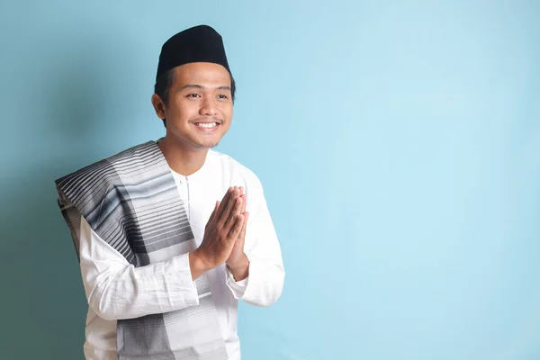 Portret Van Aziatische Moslim Man Wit Koko Shirt Met Skullcap — Stockfoto