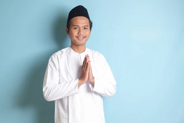 Potret Pria Muslim Asia Dengan Kemeja Koko Putih Dengan Penutup — Stok Foto