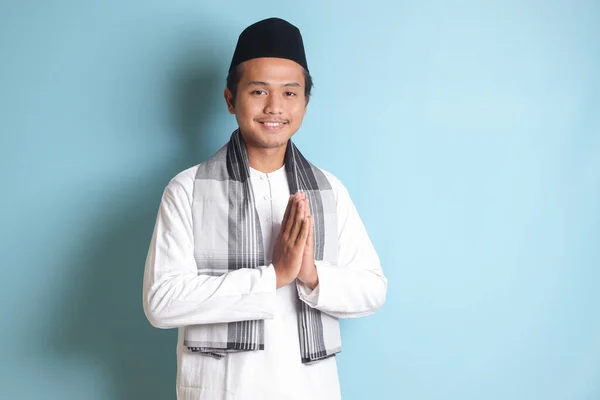 Retrato Hombre Musulmán Asiático Camisa Koko Blanca Con Gorra Calavera — Foto de Stock