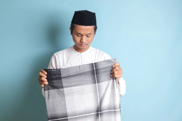 Retrato Del Hombre Musulmán Asiático Con Camisa Blanca Koko Doblando — Foto de Stock