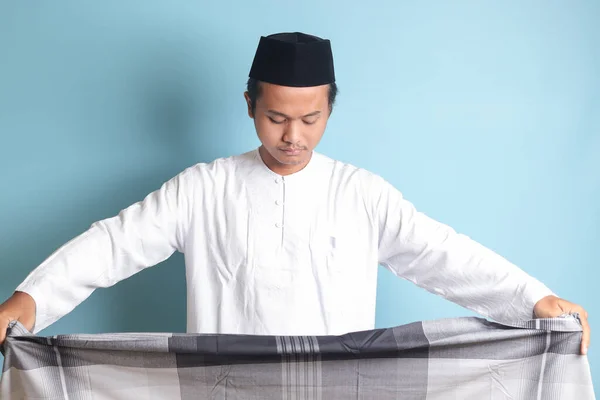 Porträtt Asiatisk Muslim Man Vit Koko Skjorta Vika Och Städa — Stockfoto