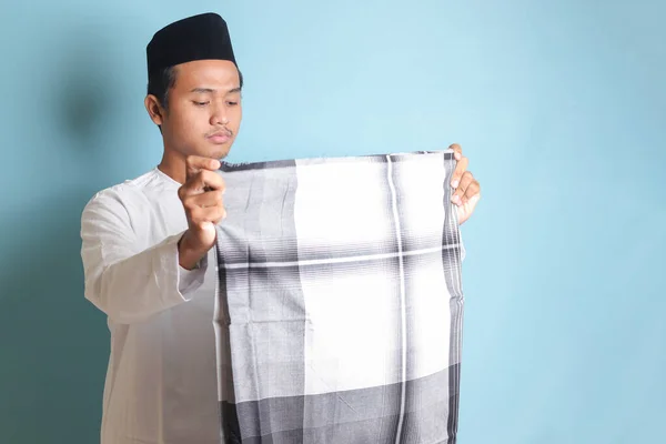 Retrato Homem Muçulmano Asiático Koko Branco Camisa Dobrável Arrumar Seu — Fotografia de Stock