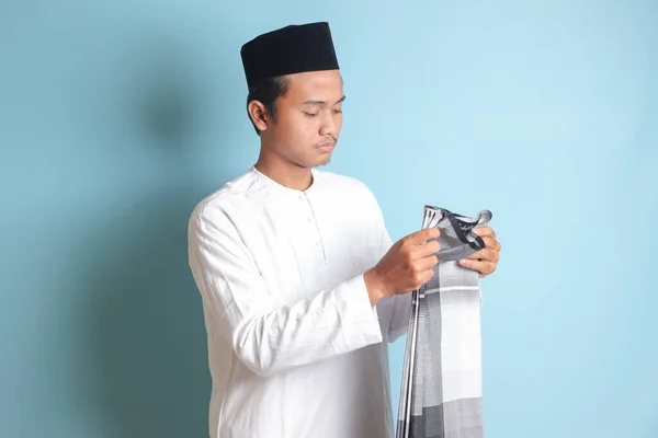 Portrét Asijského Muslima Bílém Koko Tričku Složeném Uklizeném Jeho Sarung — Stock fotografie