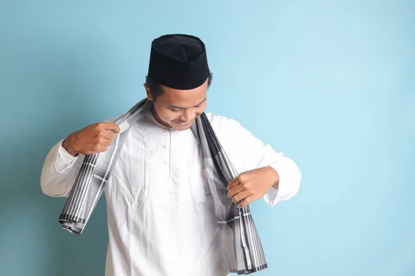 Potret Pria Muslim Asia Dengan Kemeja Koko Putih Melipat Dan — Stok Foto