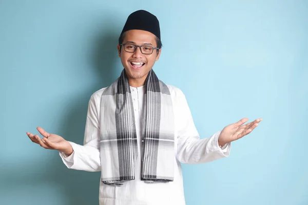 Portret Muzułmanina Azjatyckiego Białej Koszuli Koko Czaszką Ciągnącą Dłonie Kamery — Zdjęcie stockowe