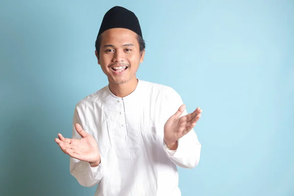 Portret Muzułmanina Azjatyckiego Białej Koszuli Koko Czaszką Ciągnącą Dłonie Kamery — Zdjęcie stockowe