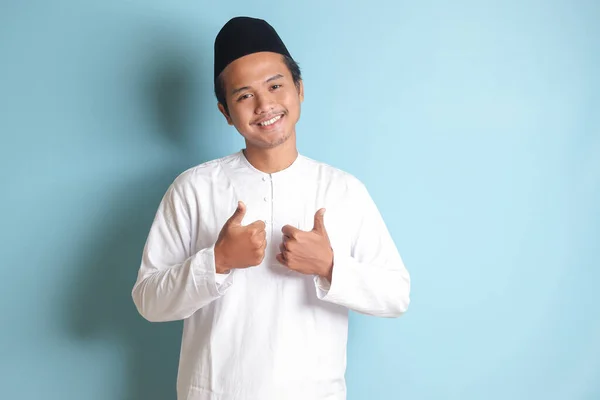 Portret Muzułmanina Azjatyckiego Białej Koszuli Koko Czaszką Kciukiem Górze Dobra — Zdjęcie stockowe