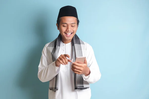 Ritratto Giovane Musulmano Asiatico Che Tiene Tocca Cellulare Con Espressione — Foto Stock