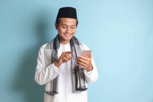 Портрет Молодого Азиата Мусульманина Держащего Трогающего Мобильный Телефон Улыбкой Лице — стоковое фото