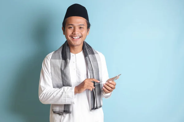 Retrato Jovem Homem Muçulmano Asiático Segurando Tocando Telefone Celular Com — Fotografia de Stock