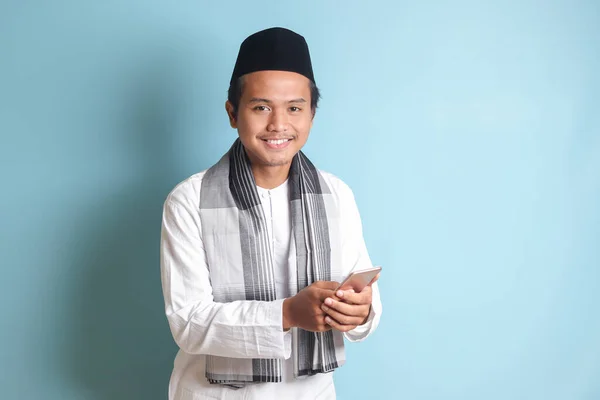 Retrato Del Joven Musulmán Asiático Sosteniendo Tocando Teléfono Móvil Con —  Fotos de Stock