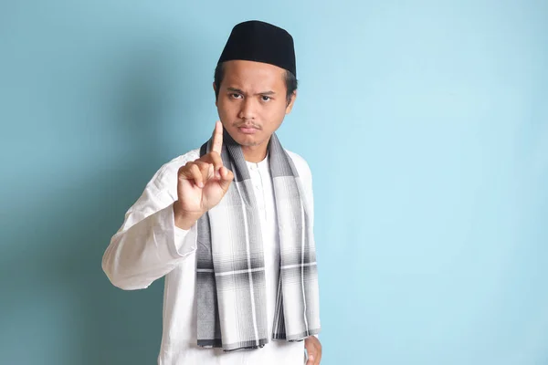 Portrét Mladého Asijského Muslima Ukazujícího Ukazováčkem Připomínajícího Dělat Koncept Reklamy — Stock fotografie