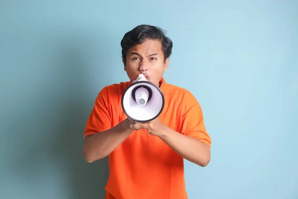 Porträtt Attraktiv Asiatisk Man Orange Skjorta Talar Högre Med Hjälp — Stockfoto