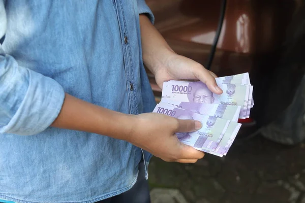 Primer Plano Mano Masculina Sosteniendo Diez Mil Rupias Billetes Dinero —  Fotos de Stock