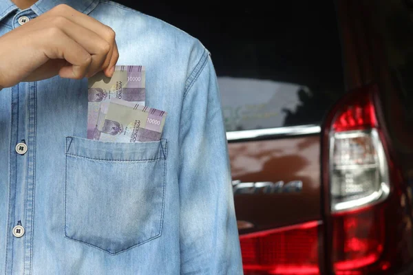 Κλείσε Χαρτονόμισμα Των 000 Ρουπιών Μέσα Στην Τσέπη Του Πουκαμίσου — Φωτογραφία Αρχείου