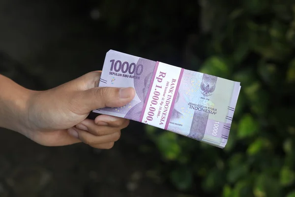 Primer Plano Mano Masculina Sosteniendo Diez Mil Rupias Billetes Dinero —  Fotos de Stock
