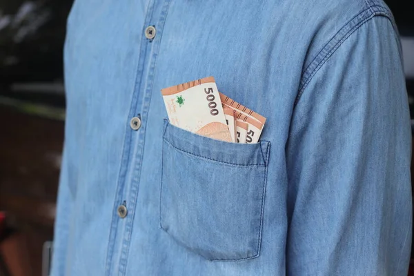Cierre Billetes Cinco Mil Rupias Dentro Del Bolsillo Camisa Concepto —  Fotos de Stock