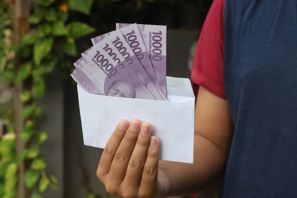 Primer Plano Mano Masculina Insertando Diez Mil Rupias Billetes Dinero —  Fotos de Stock