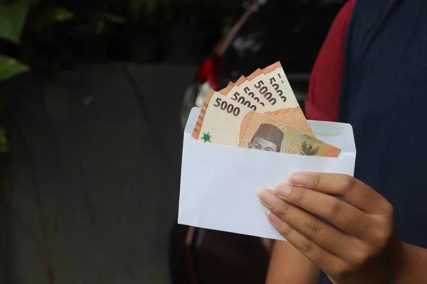 男方的贴身手将5000卢比钞票放进信封 金融和储蓄概念 — 图库照片