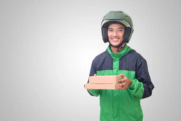 亚洲在线快递司机身穿绿色夹克 头戴安全帽 为客户提供包装和盒子的肖像 白色背景上的孤立图像 — 图库照片