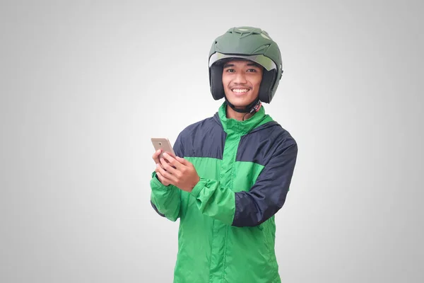 Portrét Asijského Online Taxikáře Zelené Bundě Helmě Mobilním Telefonem Úsměvem — Stock fotografie