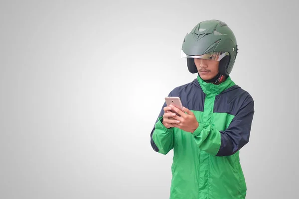 Retrato Motorista Táxi Online Asiático Vestindo Casaco Verde Capacete Segurando — Fotografia de Stock