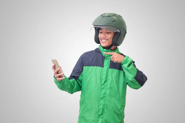 Porträt Eines Asiatischen Online Taxifahrers Mit Grüner Jacke Und Helm — Stockfoto