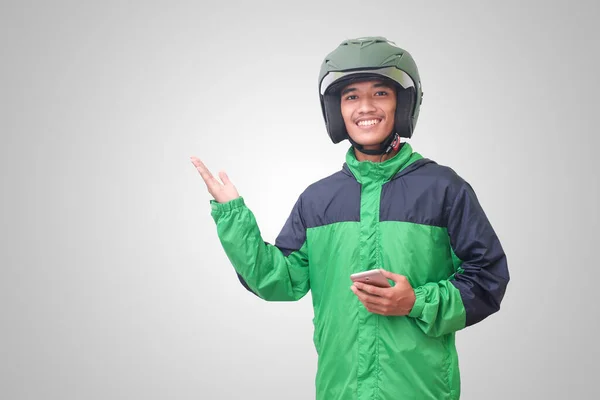 자켓을 헬멧을 아시아 온라인 기사가 핸드폰을 공간을 손가락으로 가리키는 배경에 — 스톡 사진
