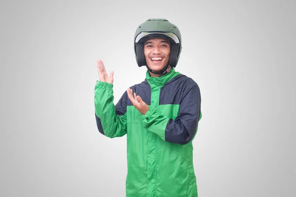 헬멧을 착용하고 공간을 손가락으로 가리키는 아시아 온라인 기사의 초상화 배경에 — 스톡 사진