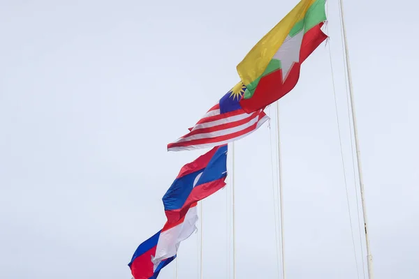 东南亚国家联盟的旗帜在晴朗的蓝天上飘扬 — 图库照片
