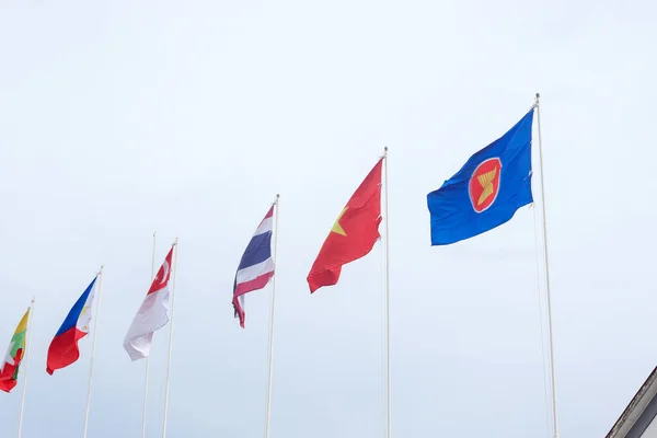 东南亚国家联盟的旗帜在晴朗的蓝天上飘扬 — 图库照片
