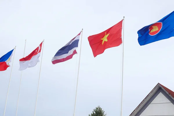 Bandeiras Associação Das Nações Sudeste Asiático Céu Azul Claro — Fotografia de Stock