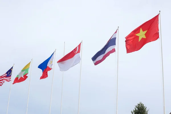 Vlajky Asociace Národů Jihovýchodní Asie Jasná Modrá Obloha — Stock fotografie