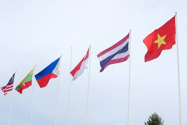 Flagene Sammenslutningen Stater Sydøstasien Den Klare Blå Himmel - Stock-foto