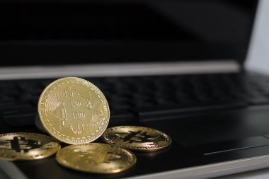Dizüstü bilgisayarda bir yığın bitcoin var. Kripto para ticareti kavramı
