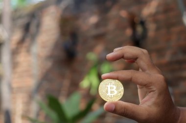 Bitcoin 'i tuğla döşemeye yakın tut. Kripto para ticareti kavramı