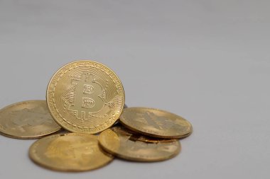Gri arka planda bir yığın bitcoin. Kripto para ticareti kavramı