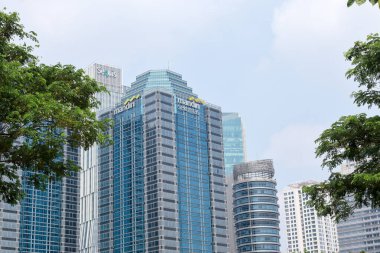 Sudirman Merkezi İş Bölgesi 'ndeki Mandiri Bankası' nın (SCBD) bina ve logosunun dış görünümü. Jakarta - Endonezya, 06 13 2021