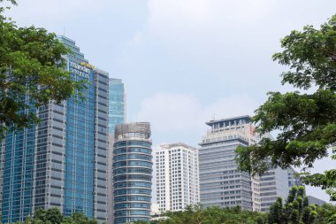 Sudirman Merkezi İş Bölgesi 'ndeki Mandiri Bankası' nın (SCBD) bina ve logosunun dış görünümü. Jakarta - Endonezya, 06 13 2021