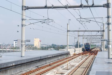 MRT treni Lebak Bulus İstasyonu 'na giriyor. Lebak Bulus İstasyonu, MRT Jakarta 'nın Kuzey-Güney Hattı' nın güney uç noktası olan birleşik bir otoyol istasyonudur. Jakarta - Endonezya, 06 13 2021