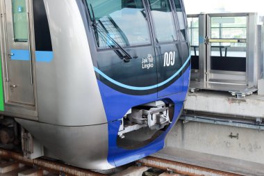 MRT treni Lebak Bulus İstasyonu 'na giriyor. Lebak Bulus İstasyonu, MRT Jakarta 'nın Kuzey-Güney Hattı' nın güney uç noktası olan birleşik bir otoyol istasyonudur. Jakarta - Endonezya, 06 13 2021