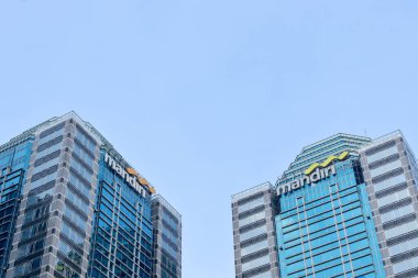 Sudirman Merkezi İş Bölgesi 'ndeki Mandiri Bankası' nın (SCBD) bina ve logosunun dış görünümü. Jakarta - Endonezya, 06 13 2021