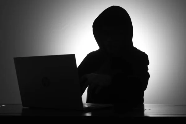Geheimnisvoller Mann Mit Schwarzem Kapuzenpullover Laptop Und Kreditkarte Dunklen Raum — Stockfoto